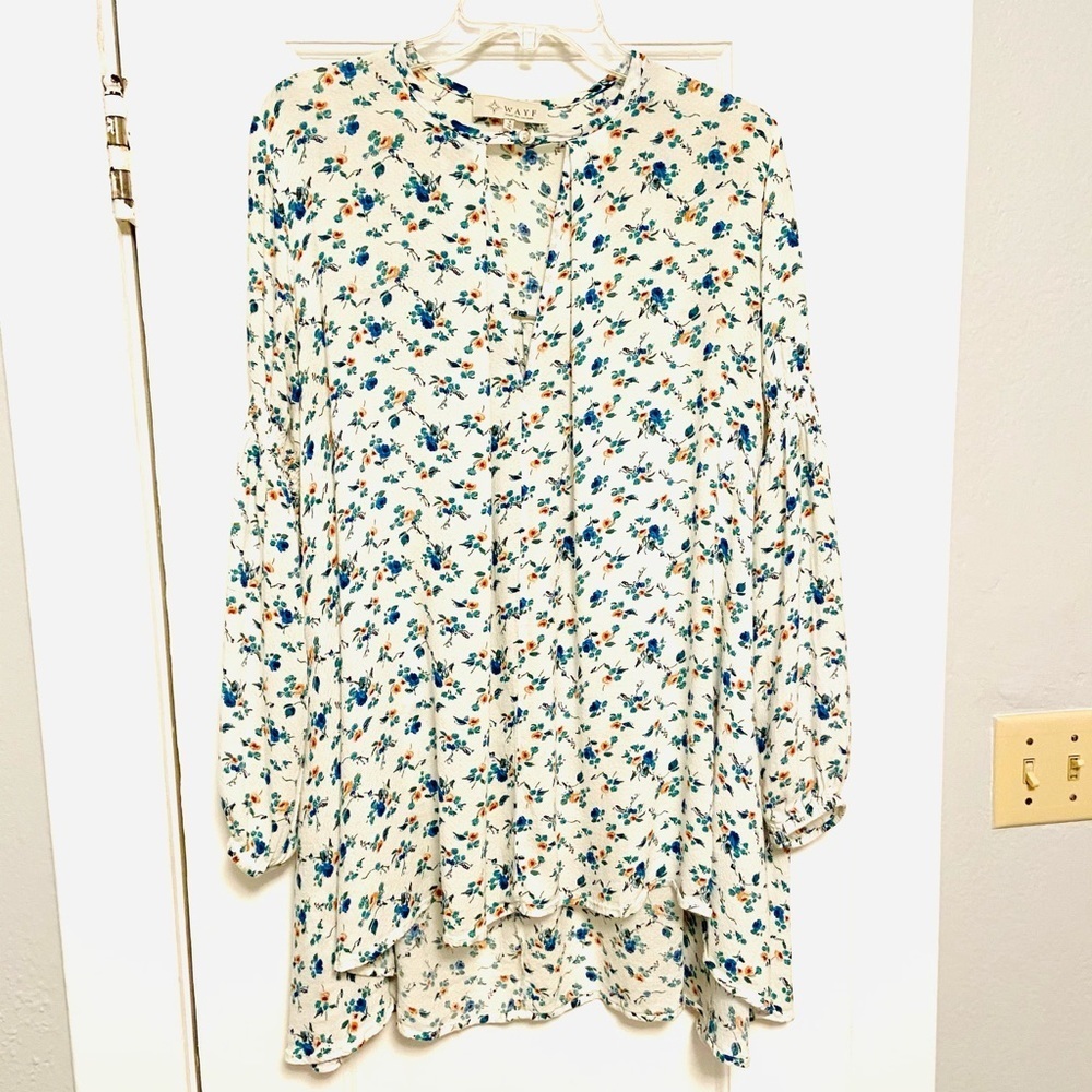 WAYF Floral Keyhole Front Tunic Top size Small
